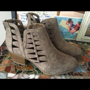Gray cut-out booties size 9 💕